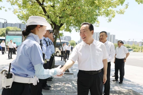 省委书记王浩在杭州走访慰问高温作业一线人员