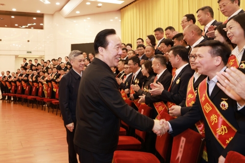 大力弘扬劳模精神劳动精神工匠精神 我省举行庆祝“五一”国际劳动节大会 王浩刘捷看望劳模先进代表