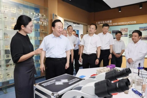 省委书记王浩省长刘捷看望慰问教师