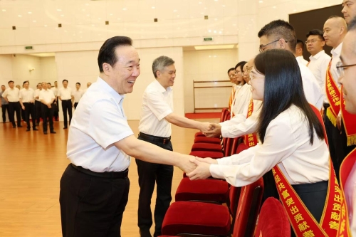 第六次全省农业科技大会在杭召开 王浩刘捷看望受表彰代表 王成讲话